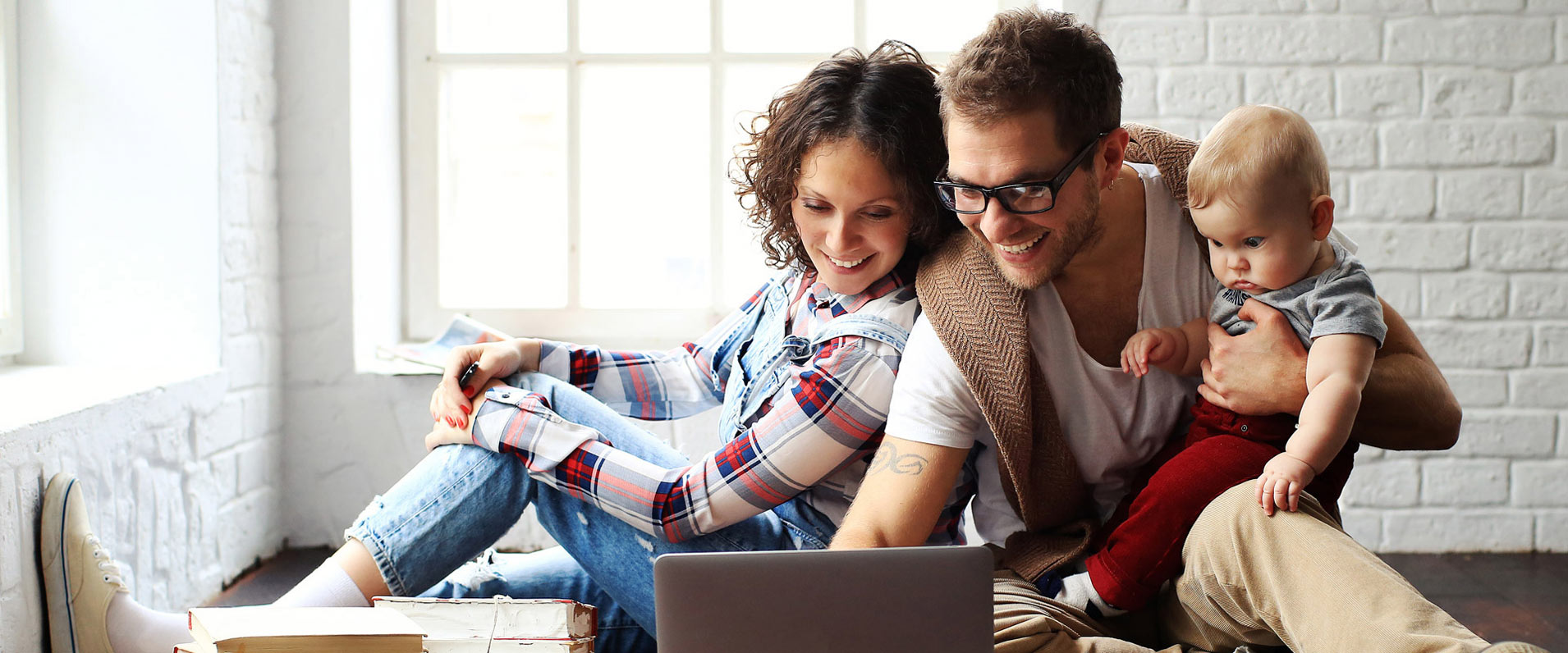 выбираем всей семьей результаты. компьютер для детей. детям об интернете. семья у компьютера. родители и дети.